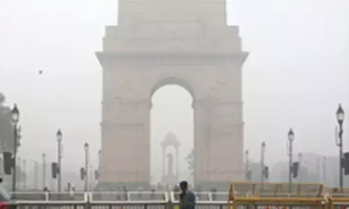 दिल्ली वायु प्रदूषण : गंभीर श्रेणी के करीब पहुंचा एक्यूआई, घने स्मॉग और कड़ाके की ठंड ने बढ़ाई मुश्किलें