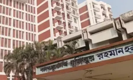 बांग्लादेश : ढाका यूनिवर्सिटी में शेख मुजीबुर हॉल का बदला नाम,  बिना आधिकारिक इजाज़त के लगाई उस्मान हादी हॉल की नेमप्लेट