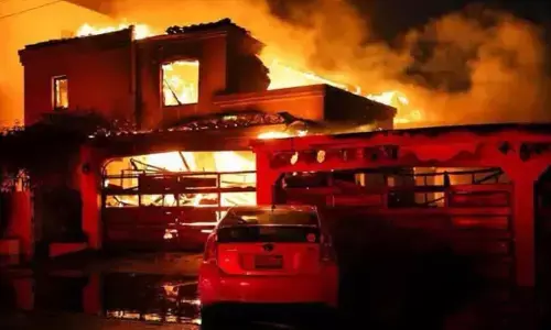 अमेरिका : कैलिफ़ोर्निया में बिजली घर में लगी भीषण आग, अंधेरे में रह रहे 130,000 से ज़्यादा लोग