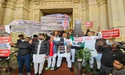 UP Assembly Session: कफ सिरप पर चर्चा के लिए विधानसभा में सपा का प्रदर्शन, वेल में पहुंचे विधायक