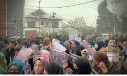 जम्मू-कश्मीर : सीएम उमर के आवास के बाहर आरक्षण नीति के खिलाफ नेताओं-छात्रों ने किया विरोध प्रदर्शन