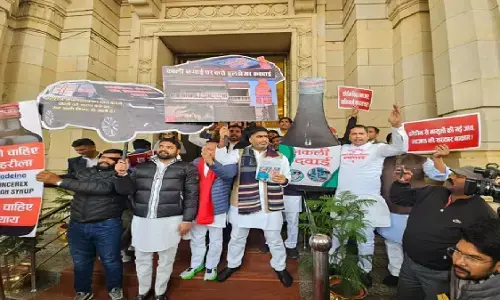 UP Assembly Session: कफ सिरप पर चर्चा के लिए विधानसभा में सपा का प्रदर्शन, वेल में पहुंचे विधायक