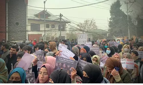 जम्मू-कश्मीर : सीएम उमर के आवास के बाहर आरक्षण नीति के खिलाफ नेताओं-छात्रों ने किया विरोध प्रदर्शन