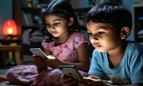सोशल मीडिया पर ज्यादा समय देने से अधीर और उग्र हो रहे बच्चे, एक सर्वे मे आया सामने