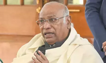 मल्लिकार्जुन खरगे और कांग्रेस नेताओं ने भारत के पूर्व प्रधानमंत्री पी.वी. नरसिम्हा राव की पुण्यतिथि पर दी श्रद्धांजलि