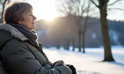 सर्दियों में धूप सेंकना न सिर्फ आरामदायक, बल्कि सेहत के लिए भी है वरदान, जानिए कैसे?