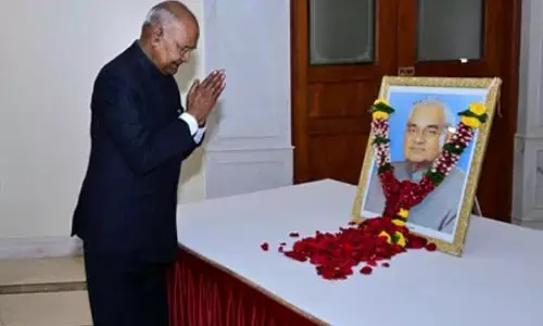 मुंबई में रामनाथ कोविंद ने अटल बिहारी वाजपेयी को दी श्रद्धांजलि