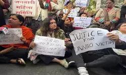 दिल्ली हाईकोर्ट के बाहर महिलाओं का प्रदर्शन, उन्नाव रेप केस में कुलदीप सेंगर की जमानत का विरोध