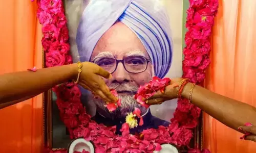 मनमोहन सिंह की पुण्यतिथि पर खरगे, राहुल और प्रियंका ने दी भावुक श्रद्धांजलि