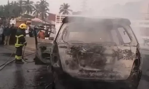 वसई में इनोवा-बाइक भिड़ंत, आग की लपटों से मचा हड़कंप!