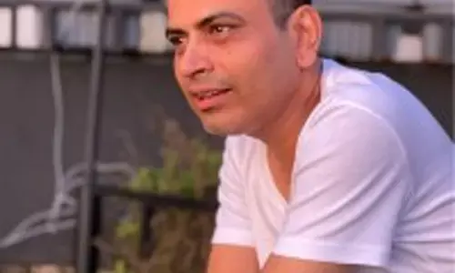 असली निर्माता सिर्फ फिल्म नहीं बनाता, पूरी प्रक्रिया समझदारी और ईमानदारी से आगे बढ़ाता है : सूरज सिंह असली निर्माता सिर्फ फिल्म नहीं बनाता, पूरी प्रक्रिया समझदारी और ईमानदारी से आगे बढ़ाता है : सूरज सिंह