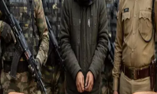 मणिपुर: असम राइफल्स ने एक ड्रग रैकेट का किया भंडाफोड़, करोड़ों की ड्रग्स जब्त मणिपुर: असम राइफल्स ने एक ड्रग रैकेट का किया भंडाफोड़, करोड़ों की ड्रग्स जब्त