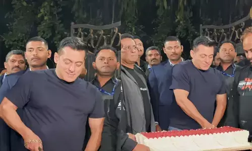 पनवेल फार्महाउस पर सलमान खान ने मनाया 60वां जन्मदिन, पैपराजी संग काटा केक