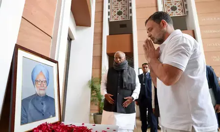 सीडब्ल्यूसी बैठक : राहुल गांधी ने  मनमोहन सिंह को पुष्पांजलि अर्पित की, जी राम जी कानून के खिलाफ आंदोलन की योजना पर हुई चर्चा