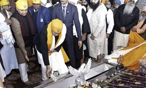 पटना साहिब में गुरु गोबिंद सिंह प्रकाश पर्व, सीएम नीतीश ने टेका मत्था