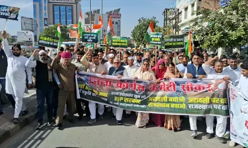 कांग्रेस का अरावली बचाओ आंदोलन तेज, करौली में पैदल मार्च और प्रदर्शन
