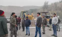 गोड्डा में दिनदहाड़े गोलीबारी, डोजर को जलाने का प्रयास गोड्डा में दिनदहाड़े गोलीबारी, डोजर को जलाने का प्रयास