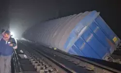 बिहार में बड़ा रेल हादसा : मालगाड़ी के 17 डिब्बे पटरी से उतरे, परिचालन ठप