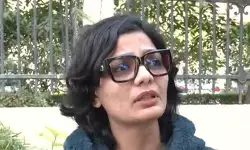 उन्नाव रेप केस : कुलदीप सेंगर की जमानत पर नेहा सिंह राठौर ने न्याय व्यवस्था पर उठाए गंभीर सवाल, कहा-यह बेटियों का हौसला तोड़ने वाला फैसला