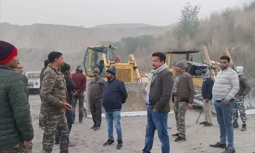 गोड्डा में दिनदहाड़े गोलीबारी, डोजर को जलाने का प्रयास