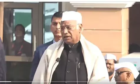 कांग्रेस स्थापना दिवस: खरगे ने भाजपा पर साधा निशाना, बोले-जल, जंगल और जमीन खतरे में