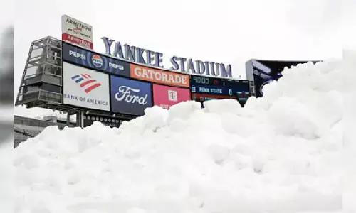 बर्फबारी से अमेरिका में इमरजेंसी, उड़ानें रद्द, बिजली गुल और सड़कें जाम