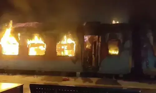 आंध्र प्रदेश में टाटा-एर्नाकुलम एक्सप्रेस में भीषण आग, दो डिब्बे राख आंध्र प्रदेश में टाटा-एर्नाकुलम एक्सप्रेस में भीषण आग, दो डिब्बे राख