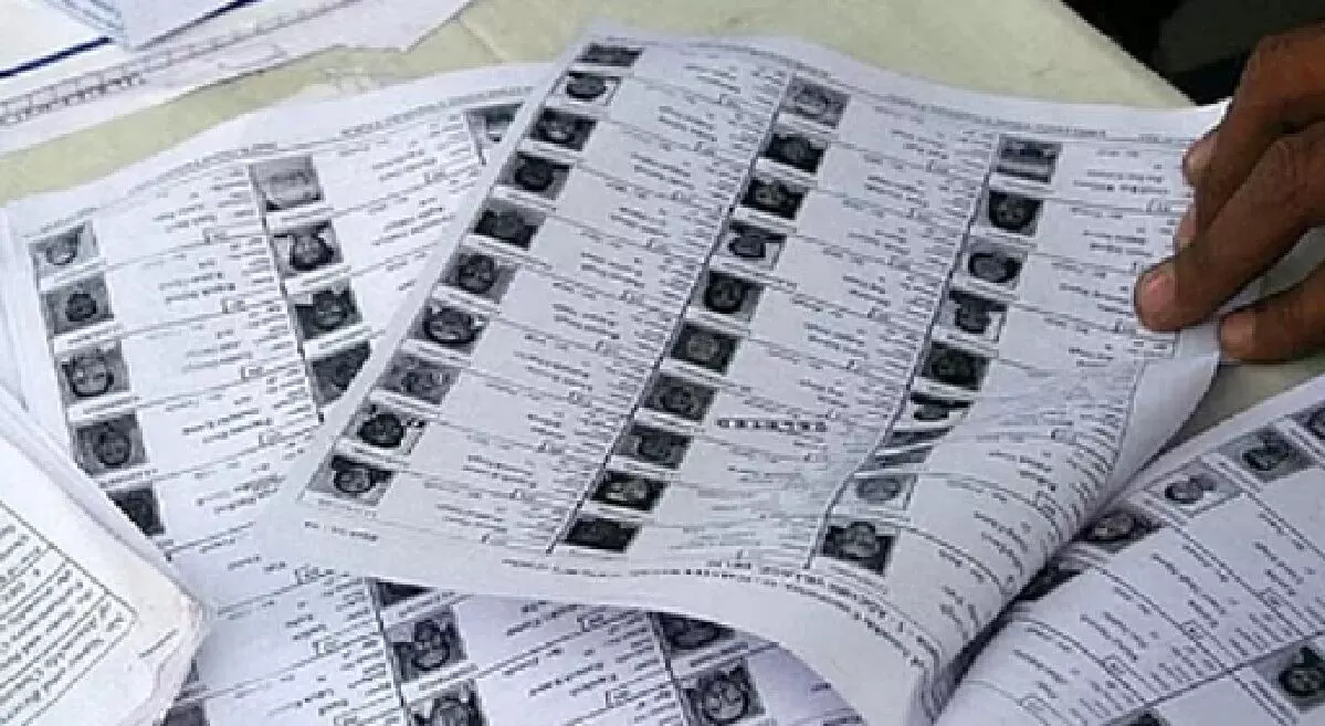 बंगाल SIR: चुनाव आयोग ने छूट गए मतदाताओं की सुनवाई रोकी, मतदाता सूची में तकनीकी दिक्कत को बताया वजह बंगाल SIR: चुनाव आयोग ने छूट गए मतदाताओं की सुनवाई रोकी, मतदाता सूची में तकनीकी दिक्कत को बताया वजह