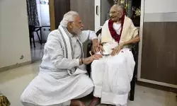 10 बार मेरी आंखें भर आई, मनोज मुंतशिर ने पीएम मोदी की हीराबेन को लिखी चिट्ठी के बारे में बताया