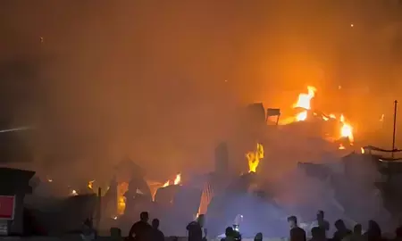 पश्चिम बंगाल:  बिराती बाजार में लगी भीषण आग, 200 दुकानें जलकर राख