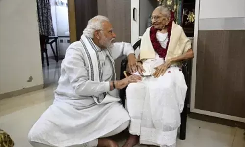 10 बार मेरी आंखें भर आई, मनोज मुंतशिर ने पीएम मोदी की हीराबेन को लिखी चिट्ठी के बारे में बताया