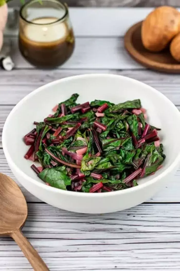 शरीर को डिटॉक्स करने के लिए फायदेमंद चुकंदर के पत्ते, खून की कमी को करते हैं दूर शरीर को डिटॉक्स करने के लिए फायदेमंद चुकंदर के पत्ते, खून की कमी को करते हैं दूर