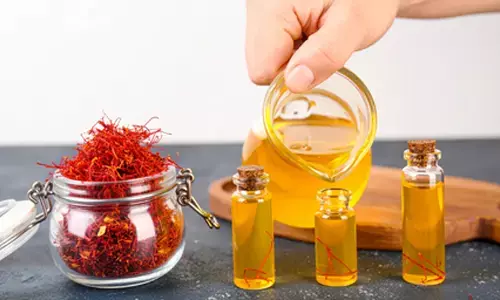 मूड स्विंग से त्वचा की चमक तक, महिलाओं के लिए वरदान है केसर का पानी