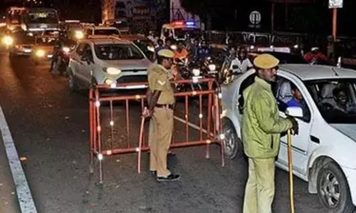 चेन्नई हाई अलर्ट: नए साल पर 25 हजार पुलिसकर्मी तैनात चेन्नई हाई अलर्ट: नए साल पर 25 हजार पुलिसकर्मी तैनात