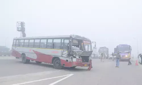नूंह में सड़क हादसों पर लगाम: लोक निर्माण विभाग ने शुरू की सफेद पट्टी लगाने की मुहिम नूंह में सड़क हादसों पर लगाम: लोक निर्माण विभाग ने शुरू की सफेद पट्टी लगाने की मुहिम
