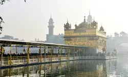 कड़ाके की ठंड में भी उमड़ा श्रद्धा का सैलाब, स्वर्ण मंदिर में भक्तों का तांता