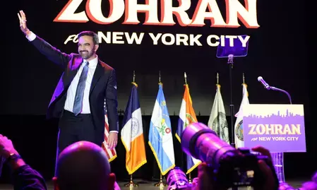 जोहरान ममदानी बने न्यूयॉर्क के पहले मुस्लिम मेयर, अमेरिका के राजनीतिक इतिहास में पहली बार कुरान हाथ पर रखकर ली शपथ