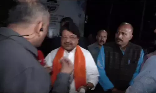 पत्रकार से अभद्रता और सही जवाब