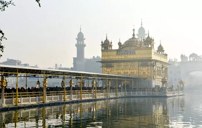 कड़ाके की ठंड में भी उमड़ा श्रद्धा का सैलाब, स्वर्ण मंदिर में भक्तों का तांता