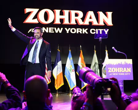 जोहरान ममदानी बने न्यूयॉर्क के पहले मुस्लिम मेयर, अमेरिका के राजनीतिक इतिहास में पहली बार कुरान हाथ पर रखकर ली शपथ