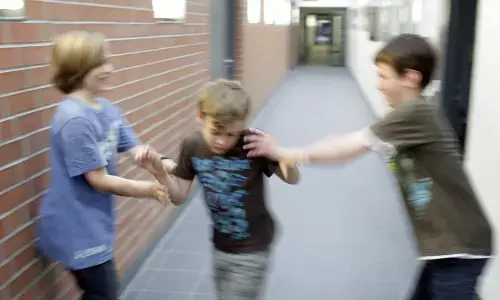 स्कूली बच्चों पर बुलिंग का खतरा: पेरेंट्स क्या नहीं देख पाते