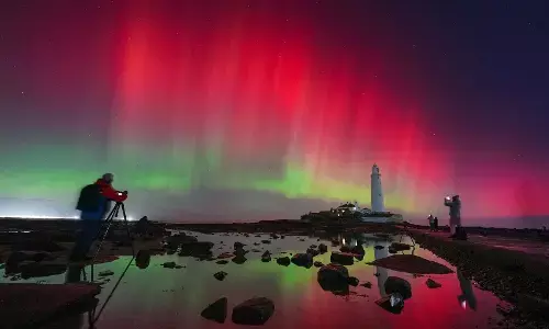 आसमान में रंगीन रोशनी का रहस्य: कैसे बनती हैं ऑरोरा लाइट्स