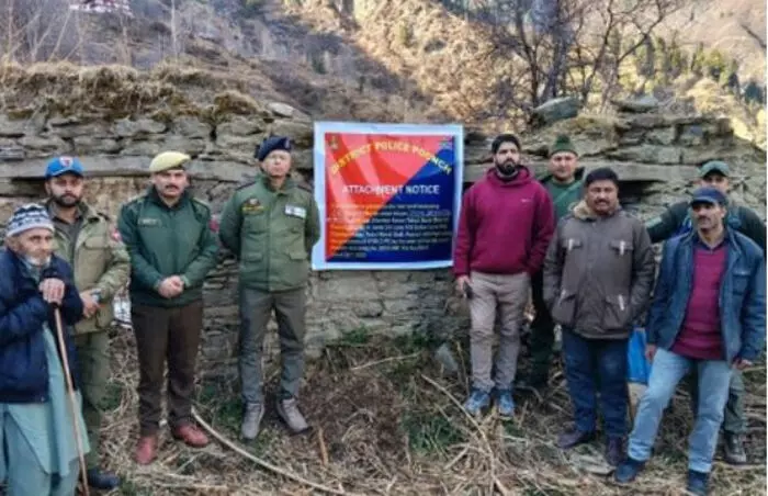 जम्मू-कश्मीर के पुंछ में पाकिस्तान स्थित आतंकी सरगना की संपत्ति जब्त जम्मू-कश्मीर के पुंछ में पाकिस्तान स्थित आतंकी सरगना की संपत्ति जब्त