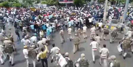 मध्य प्रदेश : जबलपुर में छोटा-सा विवाद हंगामे में तब्दील, जैन समुदाय पर अभद्र टिप्पणी को लेकर विरोध-प्रदर्शन, पुलिस ने किया लाठीचार्ज मध्य प्रदेश : जबलपुर में छोटा-सा विवाद हंगामे में तब्दील, जैन समुदाय पर अभद्र टिप्पणी को लेकर विरोध-प्रदर्शन, पुलिस ने किया लाठीचार्ज