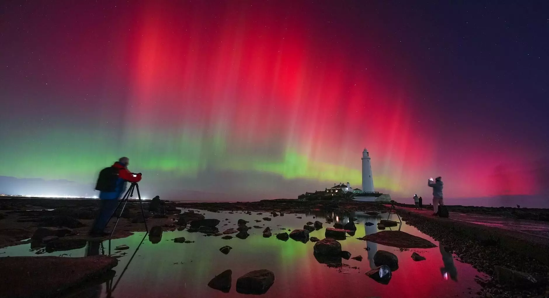 आसमान में रंगीन रोशनी का रहस्य: कैसे बनती हैं ऑरोरा लाइट्स आसमान में रंगीन रोशनी का रहस्य: कैसे बनती हैं ऑरोरा लाइट्स