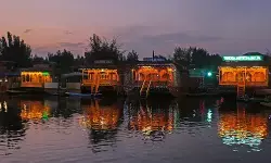 कश्मीर का यह हीरा खो रहा अपनी चमक, खामोशी से तैर रहे हाउसबोट, टूरिस्ट झीलों को छोड़कर गुलमर्ग और पहलगाम को कर रहे पसंद