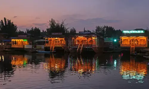 कश्मीर का यह हीरा खो रहा अपनी चमक, खामोशी से तैर रहे हाउसबोट, टूरिस्ट झीलों को छोड़कर गुलमर्ग और पहलगाम को कर रहे पसंद