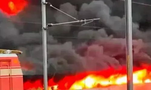 केरल : त्रिशूर रेलवे स्टेशन पार्किंग में लगी आग को लेकर रेलवे का स्पष्टीकरण, ओएचई से किया इनकार