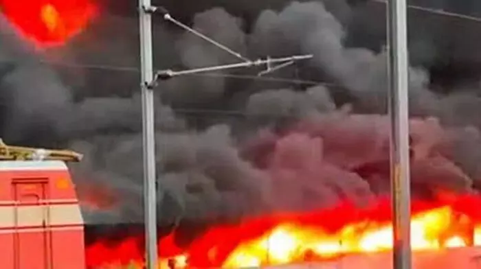 केरल : त्रिशूर रेलवे स्टेशन पार्किंग में लगी आग को लेकर रेलवे का स्पष्टीकरण, ओएचई से किया इनकार केरल : त्रिशूर रेलवे स्टेशन पार्किंग में लगी आग को लेकर रेलवे का स्पष्टीकरण, ओएचई से किया इनकार