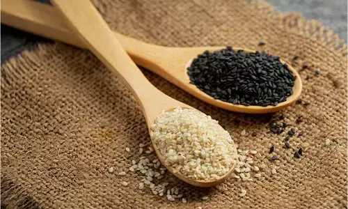 रोज एक चम्मच तिल खाने से शरीर को मिलती है अंदरूनी मजबूती, जोड़ों के दर्द से देते हैं राहत